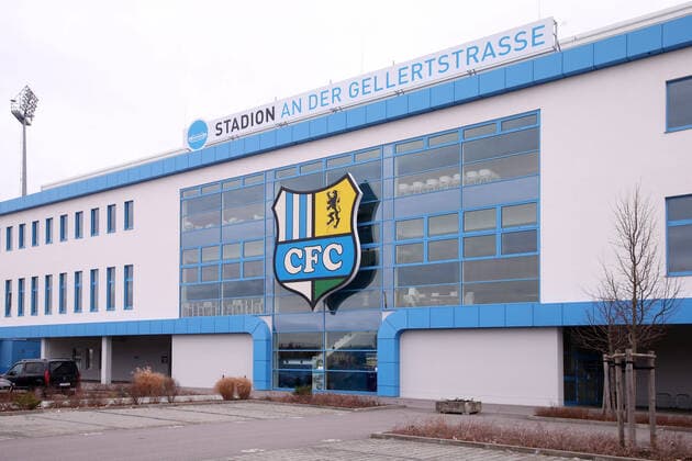 Chemnitz, 03.01.2020, Stadion an der Gellertstrasse, Fußball, 3.Liga , Chemnitzer FC , Stadionansicht Im Bild: Logo Emblem an der Front der Haupttribüne ,