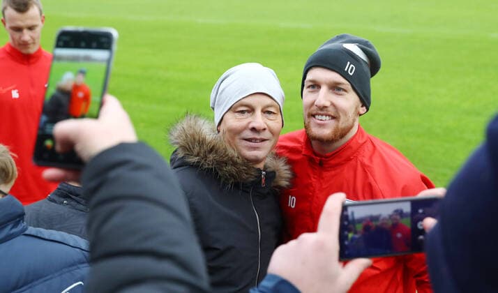 RB Leipzig Training Fussball Leipzig, 06.01.2020, RBL Trainingszentrum, Fussball, 1. Bundesliga , RB Leipzig - Trainingsstart für die Rückrunde der Saison 2019 20. , Im Bild: Emil Forsberg und RB Leipzig Fans. ,