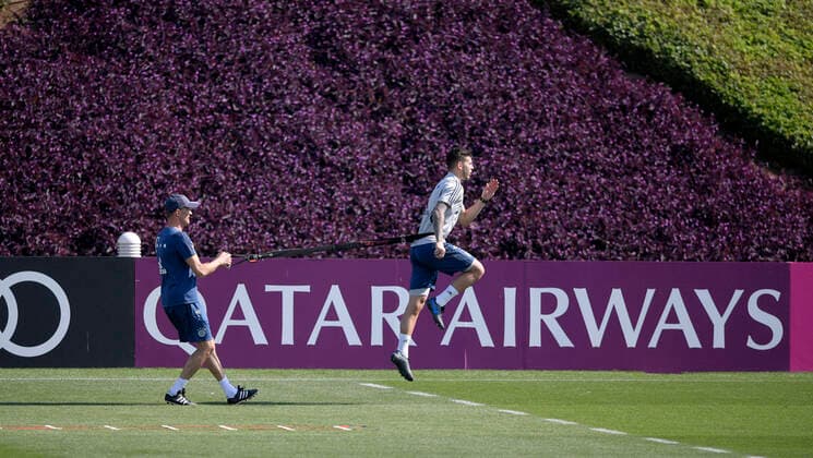 06.01.2020, Fussball 1. Bundesliga 2019 2020, FC Bayern München im Wintertrainingslager in Doha, Katar. Training am 2.Tag, Lucas Hernandez (FC Bayern München) beim Einzeltraining am Nebenplatz mit dem Gummiseil