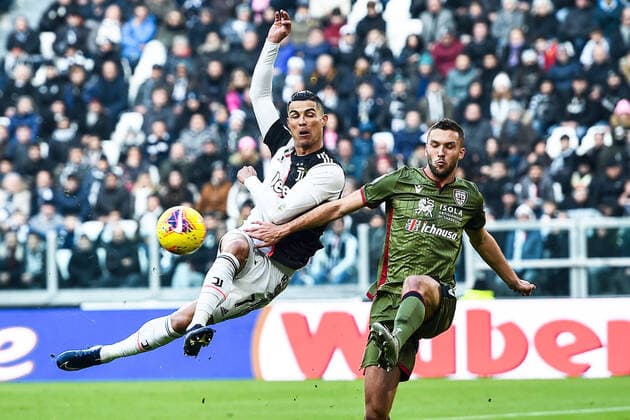 Bilder des Jahres 2020, Sport 01 Januar Sport Themen der Woche KW02 Sport Bilder des Tages Db Torino 06 01 2020 - campionato di calcio serie A Juventus-Cagliari foto Daniele Buffa Image nella foto: Cristiano Ronaldo-Sebastian Walukiewicz 
