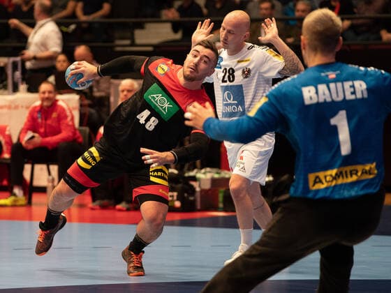 Jannik Kohlbacher (Deutschland 48) gegen Robert Weber (Österreich 28), Deutschland vs. Österreich, Testspiel, Handball, Herren, 06.01.2020 Deutschland vs. Österreich, Testspiel, Handball, Herren, 06.01.2020 Wien Copyright: xEibner-Pressefotox EP_mst