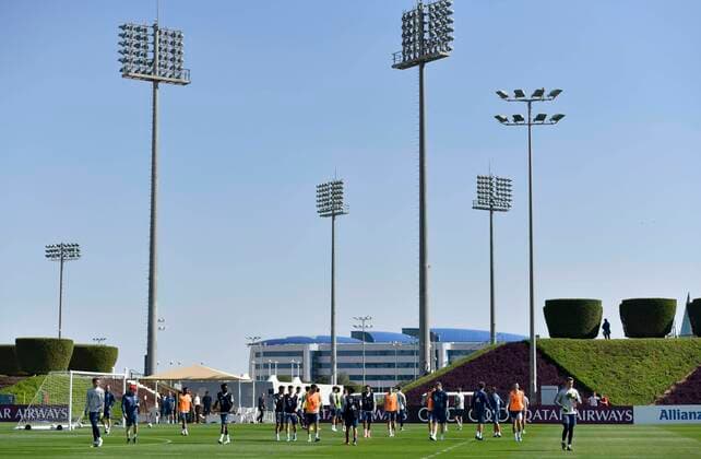 (200107) -- DOHA, Jan. 7, 2020 (Xinhua) -- FC Bayern Munich s players attend a training session at Bayern Munich s winter break training camp at the Aspire Zone Foundation in Doha, Qatar, Jan. 6, 2020. (Xinhua Nikku) (SP)QATAR-DOHA-FOOTBALL-FC BAYERN MUNICH-TRAINING 