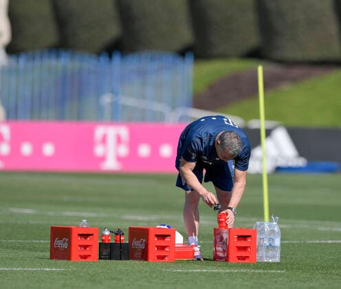 06.01.2020, Fussball 1. Bundesliga 2019 2020, FC Bayern München im Wintertrainingslager in Doha, Katar. Training am 2.Tag, Physiotherapeut Gianni Bianchi (Bayern München) richtet die Trinkflaschen der Spieler am Platz her.