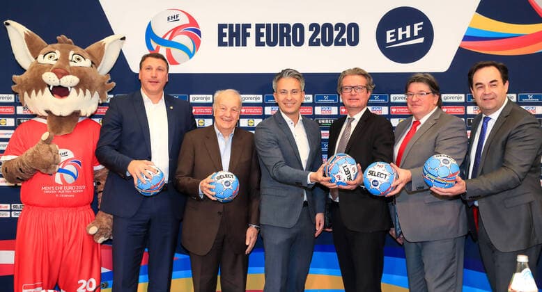 Sport Bilder des Tages HANDBALL - EHF EURO 2020 GRAZ,AUSTRIA,07.JAN.20 - HANDBALL - EHF European Men s Handball Championship 2020, preview, press conference, PK, Pressekonferenz Image shows mascot Winni (EHF Euro Cup 2020), Didi Peissl (LOK Graz), vice president Helmut Schebeczek (OEHB), sports councilor Kurt Hohensinner (Graz), member of provincial government of sports Christopher Drexler (Styria), president Frank Dicker (STHV) and manager Armin Egger (MCG Graz). GEPAxpictures xMarioxBuehner