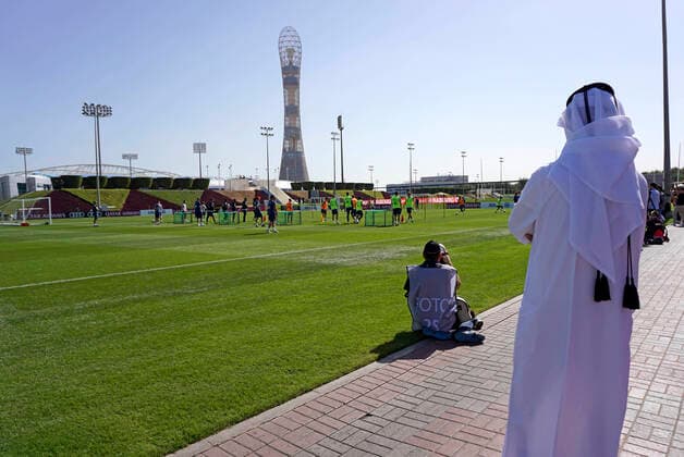 08.01.2020, Fussball 1. Bundesliga 2019 2020, FC Bayern München im Wintertrainingslager in Doha, Katar. Training am 4.Tag, Einheimischer schaut beim Training zu.