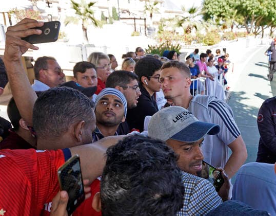 08.01.2020, Fussball 1. Bundesliga 2019 2020, FC Bayern München im Wintertrainingslager in Doha, Katar. Training am 4.Tag, Michael Cuisance (FC Bayern München) lässt sich mit den Fans fotografieren.