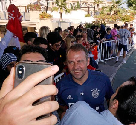 08.01.2020, Fussball 1. Bundesliga 2019 2020, FC Bayern München im Wintertrainingslager in Doha, Katar. Training am 4.Tag, Trainer Hans-Dieter Flick (FC Bayern München) gibt den Fans Autogramme.