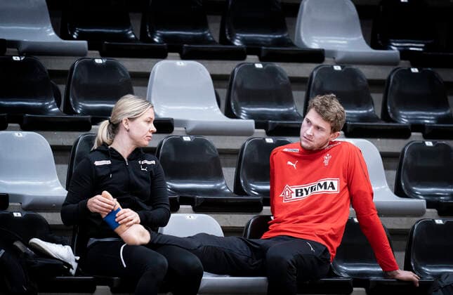 Fysioterapeut Anja David Greve og Magnus Landin ved haandboldlandsholdets traening i Frederiksberg Hallen onsdag den 8. januar 2020.. , Copenhagen Denmark