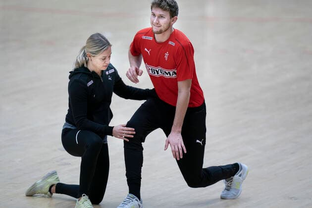 Fysioterapeut Anja David Greve og Magnus Landin ved haandboldlandsholdets traening i Frederiksberg Hallen onsdag den 8. januar 2020.. , Copenhagen Denmark