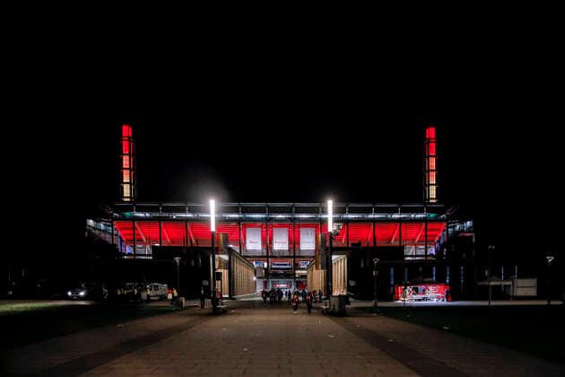 Köln, 29.09.19: Die Säulen des Kölner Stadion leuchten in Regenbogenfarben auf wegen der Aktion Diversity-Spieltag Vielfalt und Gleichberechtigung ãLebe wie du bistÒ *** Cologne, 29 09 19 The pillars of the Cologne stadium are glowing in rainbow colours because of the Diversity Matchday Diversity and Equality campaign Live as you are