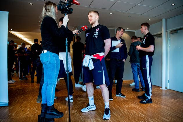 200108 Tom Kare Nikolaisen of Norway is being interviewed by Christina Paulos, journalist of VG, during a press event ahead of the EHF European Handball Championship on January 8, 2020 in Trondheim. Photo: Vegard Wivestad Grott BILDBYRAN kod VG 170452 bbeng handball handball handboll handball-em 2020 european men?s handball championship 2020 em 2020 handbolls-em 2020 ehf euro 2020 norge norway Copyright: VEGARDxWIVESTADxGRoTT BB200108VG008