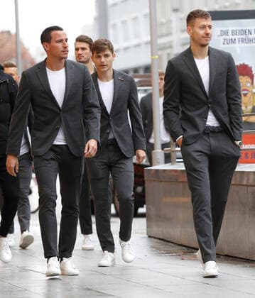 08.01.2020, Innenstadt, Hannover, Sponsorenbesuch der Mannschaft von Hannover 96 beim Herrenausstatter Eckerle, im Bild Edgar Prib (7, Hannover), Hendrik Weydandt (26, Hannover), Florent Muslija (35, Hannover) und Waldemar Anton (31, Hannover) in ihrem Anzug auf dem Weg zum Ladenlokal Sponsorenbesuch von Hannover 96 *** 08 01 2020, City centre, Hanover, Sponsor visit of the team of Hanover 96 at the mens outfitter Eckerle, in the picture Edgar Prib 7, Hanover , Hendrik Weydandt 26, Hanover , Florent Muslija 35, Hanover and Waldemar Anton 31, Hanover in their suit on the way to the shop Sponsor visit of Hanover 96