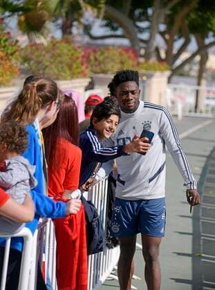 06.01.2020, Fussball 1. Bundesliga 2019 2020, FC Bayern München im Wintertrainingslager in Doha, Katar. Training am 2.Tag, Alphonso Davies (FC Bayern München) lässt sich mit den Fans fotografieren.