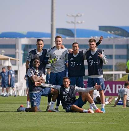 06.01.2020, Fussball 1. Bundesliga 2019 2020, FC Bayern München im Wintertrainingslager in Doha, Katar. Training am 2.Tag, Lustiges und spontanes Siegerfoto nach einem Trainingsspiel, hi. v.li: Oliver Batista-Meier, Torwart Ron-Thorben Hoffmann, Thiago Alcantara, Leon Dajaku, vorne v.li: Alphonso Davies und Corentin Tolisso (alle Bayern)