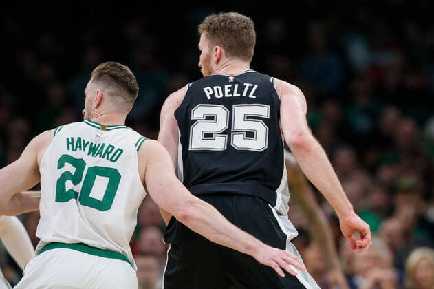 BASKETBALL - NBA, Basketball Herren, USA Celtics vs Spurs BOSTON,MASSACHUSETTS,USA,08.JAN.20 - BASKETBALL - NBA, National Basketball Association, Boston Celtics vs San Antonio Spurs. Image shows Gordon Hayward (Boston Celtics) and Jakob Poeltl (San Antonio Spurs). Photos: GEPA pictures Greg M. Cooper GEPAxpictures xGregxM.xCooper