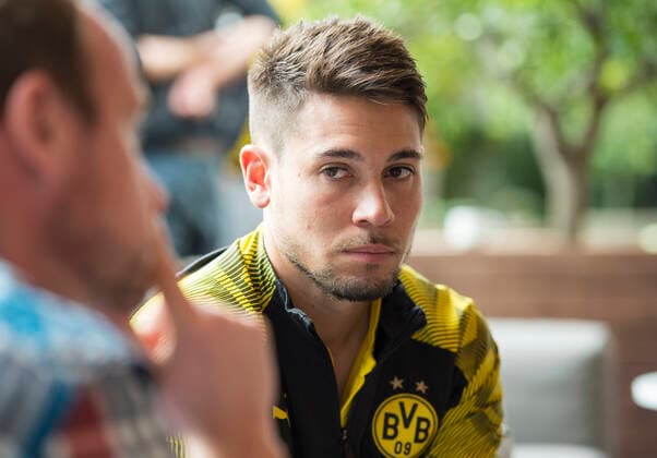 Fußball: Saison 2019 2020, Trainingslager von Borussia Dortmund am 09.01.2020 im Dama de Noche in Marbella (Spanien). Raphael GUERREIRO, BVB Borussia Dortmund, in der Medienrunde, im Gespräch mit Journalisten, DFL regulations prohibit any use of photographs as image sequences and or quasi-video. *** Football Season 2019 2020, Borussia Dortmund training camp on 09 01 2020 at Dama de Noche in Marbella Spain Raphael GUERREIRO, BVB Borussia Dortmund, in the media round, talking to journalists, DFL regulations prohibit any use of photographs as image sequences and or quasi video Copyright: xKirchner-Mediax xChristopherxNeundorfx