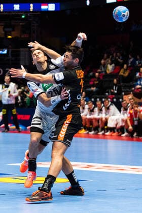 200109 Kai Häfner of Germany and Robin Schoenaker of Netherlands during the EHF European Handball Championship match between Germany and the Netherlands on January 9, 2020 in Trondheim. Photo: Vegard Wivestad Grott BILDBYRAN kod VG 170456 bbeng handball handball handboll handball-em 2020 european men?s handball championship 2020 em 2020 handbolls-em 2020 ehf euro 2020 tyskland germany deutschland holland nederland nederländerna Copyright: VEGARDxWIVESTADxGRoTT BB200109VG039