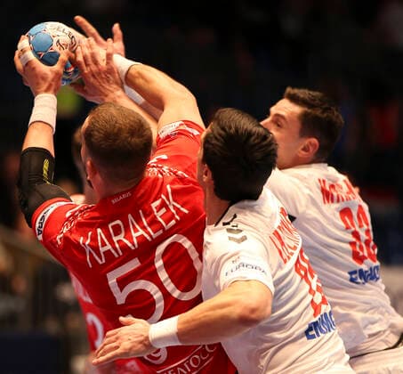 HANDBALL - EHF EURO 2020, BLR vs SRB GRAZ,AUSTRIA,09.JAN.20 - HANDBALL - EHF European Men s Handball Championship 2020, group stage, Belarus vs Serbia. Image shows Artsem Karalek (BLR), Nemanja Zelenovic (SRB) and Mijajlo Marsenic (SRB). GEPAxpictures xWolfgangxGrebien