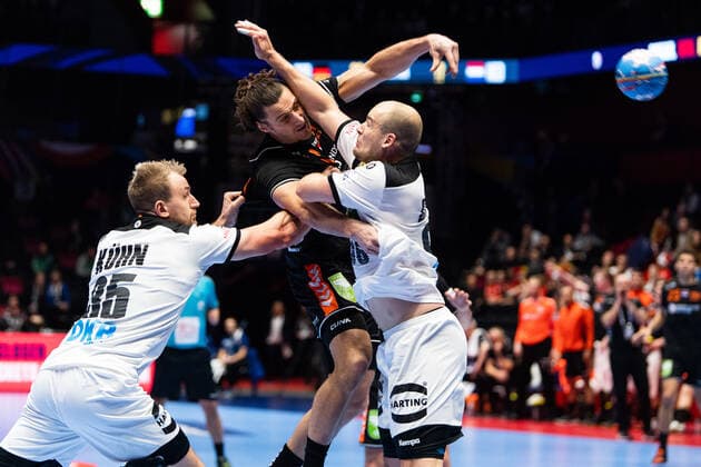 200109 Julius Kühn and Paul Drux of Germany defend against Iso Sluijters of Netherlands during the EHF European Handball Championship match between Germany and the Netherlands on January 9, 2020 in Trondheim. Photo: Vegard Wivestad Grott BILDBYRAN kod VG 170456 bbeng handball handball handboll handball-em 2020 european men?s handball championship 2020 em 2020 handbolls-em 2020 ehf euro 2020 tyskland germany deutschland holland nederland nederländerna Copyright: VEGARDxWIVESTADxGRoTT BB200109VG044
