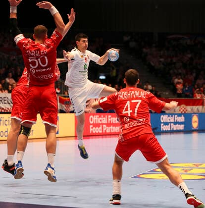 HANDBALL - EHF EURO 2020, BLR vs SRB GRAZ,AUSTRIA,09.JAN.20 - HANDBALL - EHF European Men s Handball Championship 2020, group stage, Belarus vs Serbia. Image shows Artsem Karalek (BLR), Nikola Crnoglavac (SRB) and Aliaksandr Padshyvalau (BLR). GEPAxpictures xWolfgangxGrebien