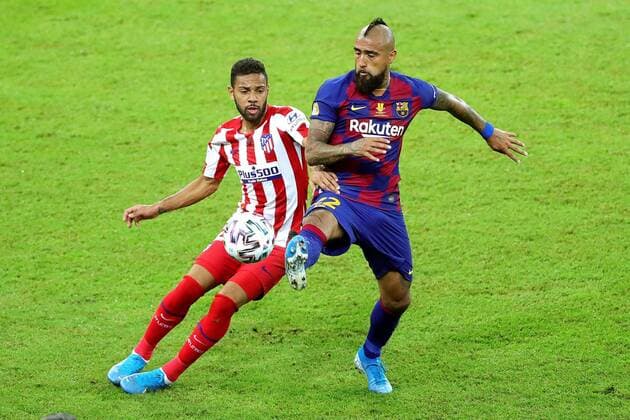 Sport Bilder des Tages Atletico Madrid s Brazilian defender Renan Lodi (L) fights for the ball against FC Barcelona, Barca s Chilean midfielder Arturo Vidal during the Spanish Supercup second soccer semifinal match between Atletico Madrid and FC Barcelona at King Abdullah s stadium in Jeddah, Saudi Arabia, 09 January 2020. Atletico Madrid - FC Barcelona !ACHTUNG: NUR REDAKTIONELLE NUTZUNG!  Copyright: xJuanJoxMartinx GRAF9701 20200109-637141994933337840