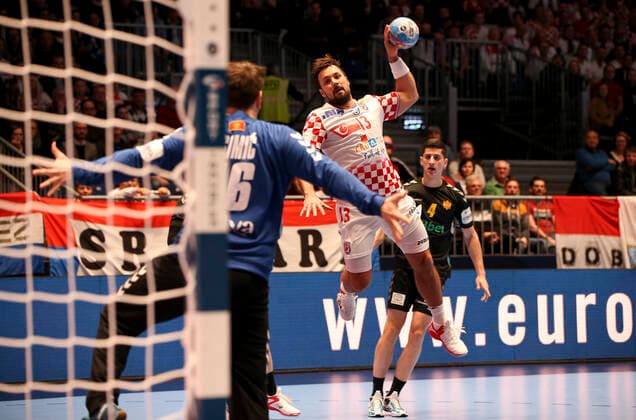 HANDBALL - EHF EURO 2020, CRO vs MNE GRAZ,AUSTRIA,09.JAN.20 - HANDBALL - EHF European Men s Handball Championship 2020, group stage, Croatia vs Montenegro. Image shows Nebojsa Simic (MNE), Zlatko Horvat (CRO) and Aleksandar Bakic (MNE). GEPAxpictures xWolfgangxGrebien