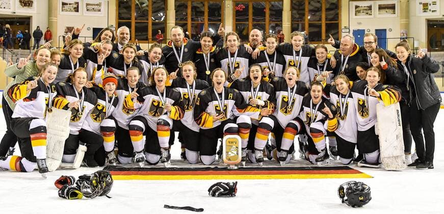 Bilder des Jahres 2020, Sport 01 Januar Sport Themen der Woche KW02 Sport Bilder des Tages GER, IIHF Ice hockey, Eishockey U18 Women s World Championship, WM, Weltmeisterschaft DIV I Group A, Siegerehrung 09.01.2020, BLZ Arena, Füssen Fuessen, GER, IIHF Ice Hockey U18 Women s World Championship DIV I Group A, Siegerehrung, im Bild Team Deutschland freut sich mit dem Pokal ueber den Turniersieg und den Aufstieg in die Top Division *** GER, IIHF Ice Hockey U18 Women s World Championship DIV I Group A, award ceremony 09 01 2020, BLZ Arena, Füssen Fuessen, GER, IIHF Ice Hockey U18 Women s World Championship DIV I Group A, award ceremony, in the picture Team Germany is happy about the tournament victory and the promotion to the top division nordphotoxHafner nph00200