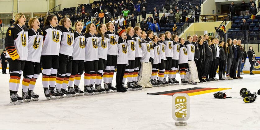 GER, IIHF Ice hockey, Eishockey U18 Women s World Championship, WM, Weltmeisterschaft DIV I Group A, Siegerehrung 09.01.2020, BLZ Arena, Füssen Fuessen, GER, IIHF Ice Hockey U18 Women s World Championship DIV I Group A, Siegerehrung, im Bild Team Deutschland singt lautstart die Nationalhymne als Turniersieger