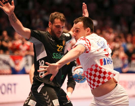 HANDBALL - EHF EURO 2020, CRO vs MNE GRAZ,AUSTRIA,09.JAN.20 - HANDBALL - EHF European Men s Handball Championship 2020, group stage, Croatia vs Montenegro. Image shows Vasko Sevaljevic (MNE) and Marino Maric (CRO). GEPAxpictures xWolfgangxGrebien