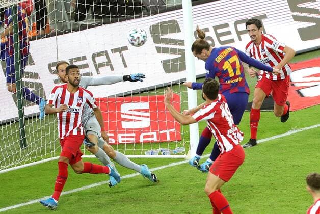 FC Barcelona, Barca s Antoine Griezmann (C-R) in action during the Spanish Supercup second soccer semifinal match between Atletico Madrid and FC Barcelona at King Abdullah s stadium in Jeddah, Saudi Arabia, 09 January 2020. Atletico Madrid - FC Barcelona !ACHTUNG: NUR REDAKTIONELLE NUTZUNG!  Copyright: xJuanJoxMartinx GRAF9735 20200109-637142021931254435