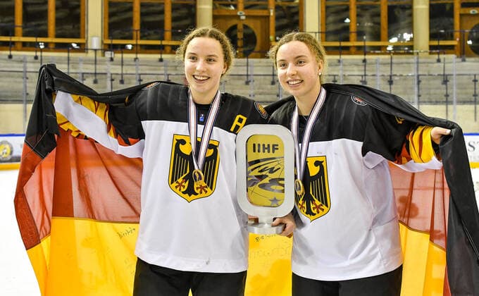 GER, IIHF Ice hockey, Eishockey U18 Women s World Championship, WM, Weltmeisterschaft DIV I Group A, Siegerehrung 09.01.2020, BLZ Arena, Füssen Fuessen, GER, IIHF Ice Hockey U18 Women s World Championship DIV I Group A, Siegerehrung, im Bild Lilli Welcke (GER, 23) und Luisa Welcke (GER, 13) mit dt. Flagge und Pokal