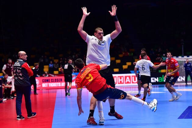 Handball, EM, Spanien - Lettland Handball-EM Spanien - Lettland am 09.01.2020 in der Nye Nidarohallen in Trondheim Dainis Kristopans ( Lettland ),hinten - Raul ENTRERRÃOS ( Spanien ), vorne