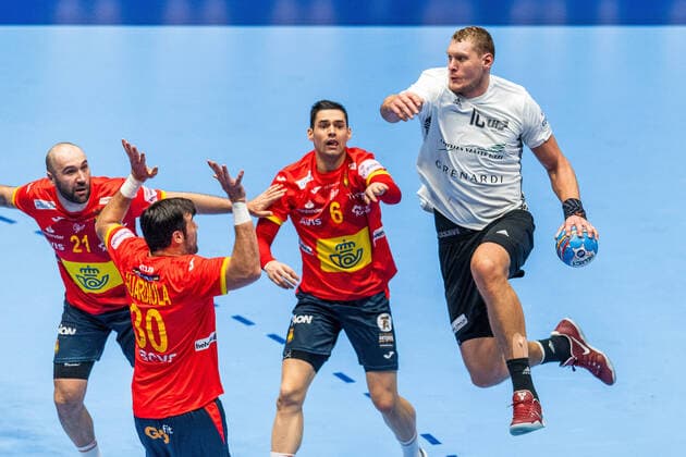 Handball, EM, Spanien - Lettland 200109 Joan Canellas Reixac, Gedeon Guardiola Villaplana and Ãngel Fernandez Perez of Spain defend against Dainis Kristopans of Latvia during the EHF European Handball Championship match between Spain and Latvia on January 9, 2020 in Trondheim. Photo: Vegard Wivestad Grott BILDBYRAN kod VG 170457 bbeng handball handball handboll handball-em 2020 european men?s handball championship 2020 em 2020 handbolls-em 2020 ehf euro 2020 spania spanien spain latvia Copyright: VEGARDxWIVESTADxGRoTT BB200109VG059
