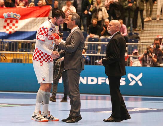 HANDBALL - EHF EURO 2020, CRO vs MNE GRAZ,AUSTRIA,09.JAN.20 - HANDBALL - EHF European Men s Handball Championship 2020, group stage, Croatia vs Montenegro. Image shows men of the match Domagoj Duvnjak (CRO) and the mayor of graz Siegfried Nagl.. GEPAxpictures xWolfgangxGrebien