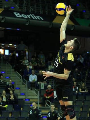 GER, Olympia-Qualifikation, Deutschland VS. Slowenien 07.01.2020, Max Schmeling Halle, Berlin, GER, Olympia-Qualifikation, Deutschland VS. Slowenien, im Bild Aufschlag, aufschlagen von SCHOTT Ruben (GER, Deutschland 3)