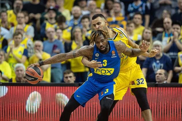 Basketball Berlin 09.01.2020 EuroLeague Euro League Euroleague Regular Season Saison 2019 2020 Alba Berlin - Maccabi Tel Aviv Jalen Reynolds (Maccabi, No.03) Johannes Thiemann (Alba Berlin, No.32)