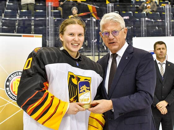 GER, IIHF Ice hockey, Eishockey U18 Women s World Championship, WM, Weltmeisterschaft DIV I Group A, Siegerehrung 09.01.2020, BLZ Arena, Füssen Fuessen, GER, IIHF Ice Hockey U18 Women s World Championship DIV I Group A, Siegerehrung, im Bild Ehrung der besten Torhueterin des Turniers, Sofie Disl (GER, 20), DEB Praesident Franz Reindl