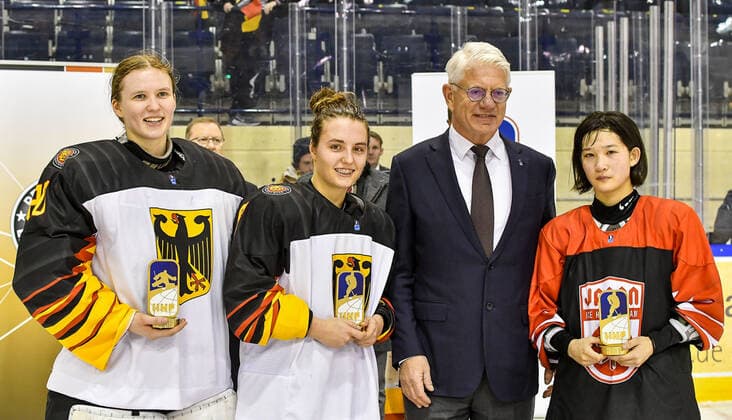 GER, IIHF Ice hockey, Eishockey U18 Women s World Championship, WM, Weltmeisterschaft DIV I Group A, Siegerehrung 09.01.2020, BLZ Arena, Füssen Fuessen, GER, IIHF Ice Hockey U18 Women s World Championship DIV I Group A, Siegerehrung, im Bild Ehrung der besten Spielerinnen des Turniers, Sofie Disl (GER, 20), Ronja Hark (GER, 8), Yumeka Wajima (JPN, 12), DEB Praesident Franz Reindl