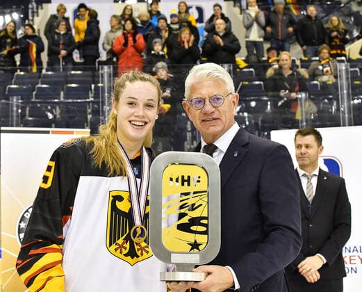 GER, IIHF Ice hockey, Eishockey U18 Women s World Championship, WM, Weltmeisterschaft DIV I Group A, Siegerehrung 09.01.2020, BLZ Arena, Füssen Fuessen, GER, IIHF Ice Hockey U18 Women s World Championship DIV I Group A, Siegerehrung, im Bild Ehrung Platz 1, Fine Raschke (GER, 19), DEB Praesident Franz Reindl