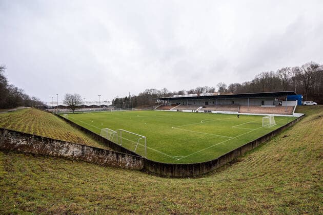 Fußball, Stadiongeschichte 1. FC Saarbrücken 10.01.2020, xfux, Fussball Testspiel, 1.FC Saarbruecken - SV Darmstadt 98, emonline, emspor, v.l. Ansicht, Uebersicht Stadion FC-Sportfeld FC Sportfeld Arena Innenraum Tribuene Rasen Feld Spielfeld (DFL DFB REGULATIONS PROHIBIT ANY USE OF PHOTOGRAPHS as IMAGE SEQUENCES and or QUASI-VIDEO) Saarbruecken