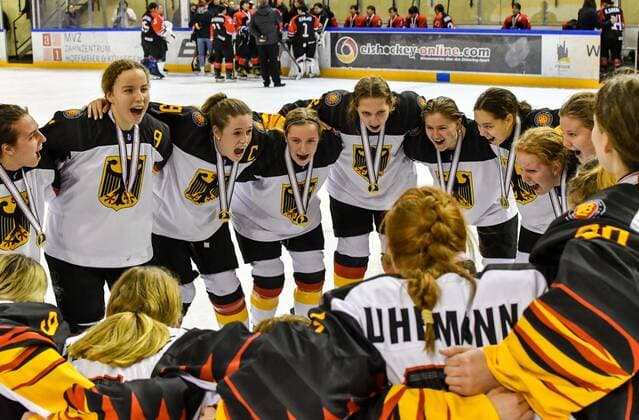 GER, IIHF Ice hockey, Eishockey U18 Women s World Championship, WM, Weltmeisterschaft DIV I Group A, Siegerehrung 09.01.2020, BLZ Arena, Füssen Fuessen, GER, IIHF Ice Hockey U18 Women s World Championship DIV I Group A, Siegerehrung, im Bild das deutsche Team feiert seinen Erfolg, Jubelgesang