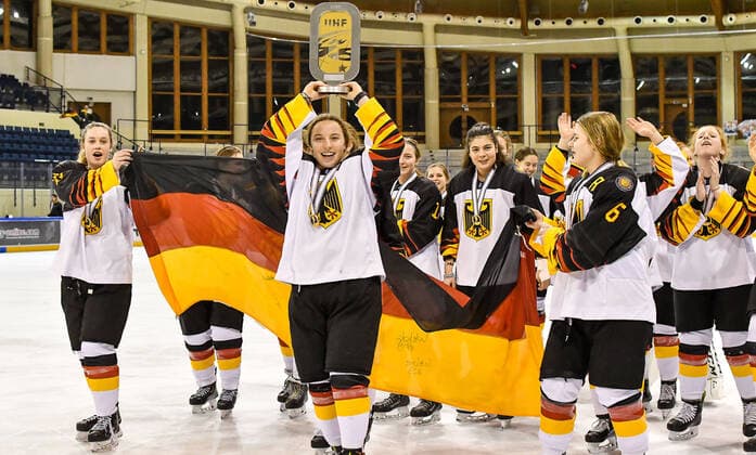 GER, IIHF Ice hockey, Eishockey U18 Women s World Championship, WM, Weltmeisterschaft DIV I Group A, Siegerehrung 09.01.2020, BLZ Arena, Füssen Fuessen, GER, IIHF Ice Hockey U18 Women s World Championship DIV I Group A, Siegerehrung, im Bild das deutsche Team feiert seinen Erfolg, Fine Raschke (GER, 19), Luisa Welcke (GER, 13) mit Pokal, Nina Christof (GER, 6)