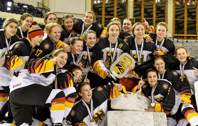 GER, IIHF Ice hockey, Eishockey U18 Women s World Championship, WM, Weltmeisterschaft DIV I Group A, Siegerehrung 09.01.2020, BLZ Arena, Füssen Fuessen, GER, IIHF Ice Hockey U18 Women s World Championship DIV I Group A, Siegerehrung, im Bild das deutsche Team feiert seinen Erfolg, Lilli Welcke (GER, 23) mit Pokal, eingerahmt von Fine Raschke (GER, 19) und Luisa Welcke (GER, 13)