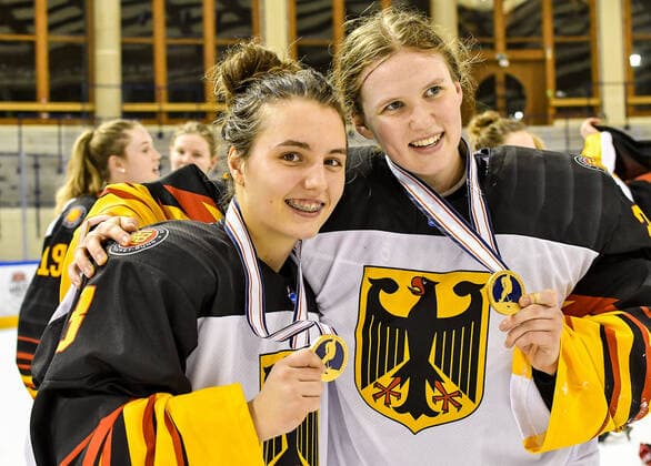 GER, IIHF Ice hockey, Eishockey U18 Women s World Championship, WM, Weltmeisterschaft DIV I Group A, Siegerehrung 09.01.2020, BLZ Arena, Füssen Fuessen, GER, IIHF Ice Hockey U18 Women s World Championship DIV I Group A, Siegerehrung, im Bild das deutsche Team feiert seinen Erfolg, Ronja Hark (GER, 8), Sofie Disl (GER, 20)