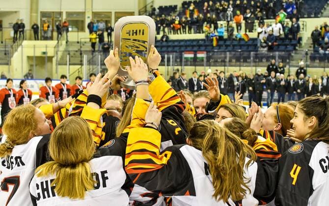 GER, IIHF Ice hockey, Eishockey U18 Women s World Championship, WM, Weltmeisterschaft DIV I Group A, Siegerehrung 09.01.2020, BLZ Arena, Füssen Fuessen, GER, IIHF Ice Hockey U18 Women s World Championship DIV I Group A, Siegerehrung, im Bild das deutsche Team feiert seinen Erfolg, alle Haende an den Pokal, im Hintergrund die Teams aus Japan und Ungarn