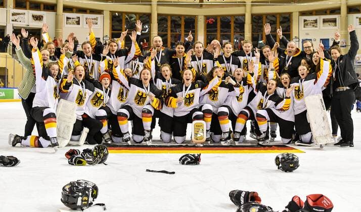 GER, IIHF Ice hockey, Eishockey U18 Women s World Championship, WM, Weltmeisterschaft DIV I Group A, Siegerehrung 09.01.2020, BLZ Arena, Füssen Fuessen, GER, IIHF Ice Hockey U18 Women s World Championship DIV I Group A, Siegerehrung, im Bild Team Deutschland freut sich mit dem Pokal ueber den Turniersieg und den Aufstieg in die Top Division