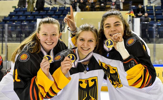 GER, IIHF Ice hockey, Eishockey U18 Women s World Championship, WM, Weltmeisterschaft DIV I Group A, Siegerehrung 09.01.2020, BLZ Arena, Füssen Fuessen, GER, IIHF Ice Hockey U18 Women s World Championship DIV I Group A, Siegerehrung, im Bild das deutsche Team feiert seinen Erfolg, die Spielerinnen der Eisbaeren Berlin Juniors zeigen stolz die Medaillen, Joyce König Koenig (GER, 18), Thea-Marleen Bartell (GER, 10), Amelie Cyrulies (GER, 4)