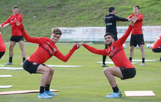 Bilder des Jahres 2020, Sport 01 Januar Sport Themen der Woche KW02 Sport Bilder des Tages Marbella , Fußball Trainingslager VfB Stuttgart , von links: Mateo Klimowicz Nicolas Gonzalez *** Marbella , football training camp VfB Stuttgart , from left Mateo Klimowicz Nicolas Gonzalez