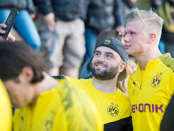 Fußball: Saison 2019 2020, Trainingslager von Borussia Dortmund am 10.01.2020 im Dama de Noche in Marbella (Spanien). Erling HAALAND, BVB Borussia Dortmund, macht Selfie mit ein em Fan, Mimik, Lachen, Freude, halbe Figur, DFL regulations prohibit any use of photographs as image sequences and or quasi-video. Copyright: xKirchner-Mediax xChristopherxNeundorfx