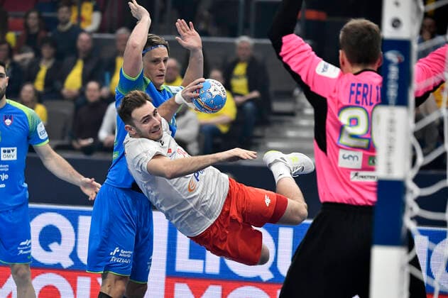 GOTHENBURG 20200110 Poland s Arkadiusz Morytoi in action in front of Slovenia s goal keeper Klemen Ferlin during the Men s EHF EURO 2020 Handball group F match between Slovenia and Poland at Scandinavium Arena Fiday Jan. 10, 2020. Photo Bjorn Larsson Rosvall TT kod 9200 Gothenburg Sweden x9200x